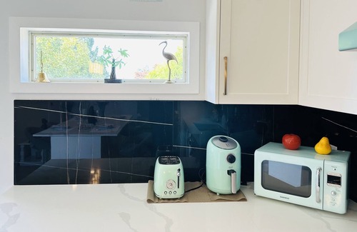 Delta House | Nifty 50’s Nest with hot tub