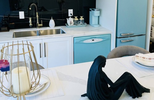 Delta House | Nifty 50’s Nest with hot tub