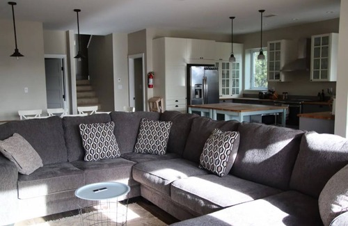 Whitehorse House | Nighthawk Guesthouse at Hot Springs