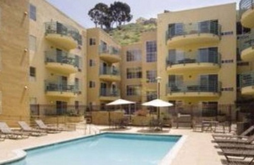 Mission Valley Resort | Nightlife, fine dining, corner cafés & designer boutiques!