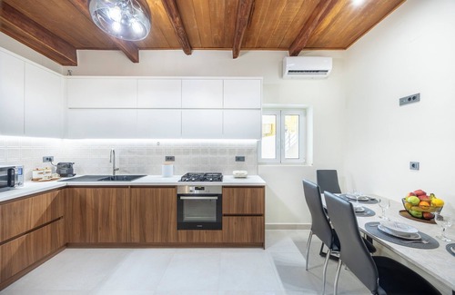 Prines House | Nikos StoneHouse family home, located in the center of Prines