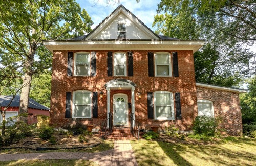 Siloam Springs House | Nine Oaks Charming Retreat - Arcade Game Room - Hot Tub - Sleeps 10
