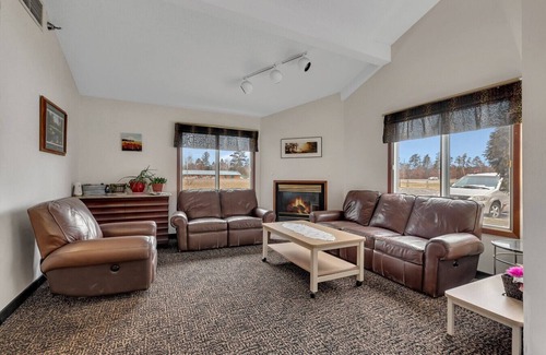 Nisswa Apartment | Nisswa Hotel – King Jacuzzi & Kitchenette #202