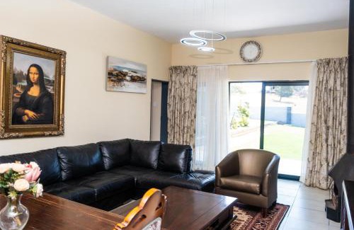 Motshane Apartment | Nkoyoyo Cottage Retreat