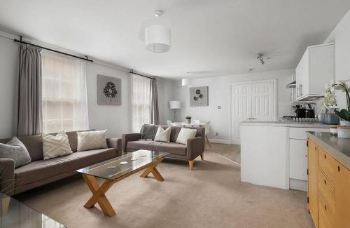 Winchester Apartment | No 2 The Old School House, Winchester