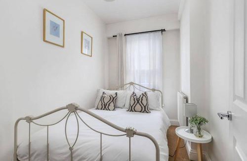 Winchester Apartment | No 2 The Old School House, Winchester