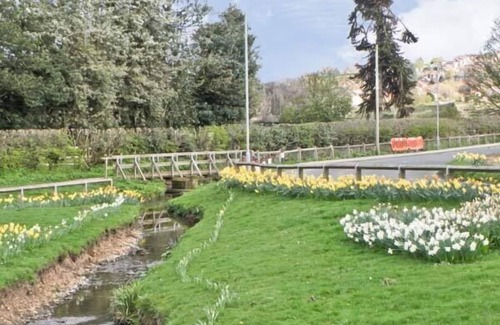 Scarborough Cottage | NO. 3 LOW HALL COTTAGES, pet friendly, with a garden in Scalby