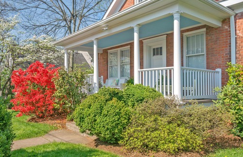 Martha Jefferson House | NO CLEANING FEE, Off Street Parking, walk to restaurants, breweries, shops