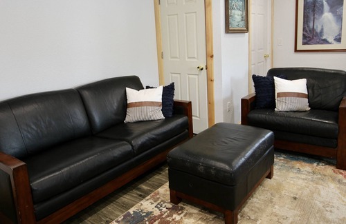 Hulett Apartment | No cleaning or pet fees-Cozy apartment in town