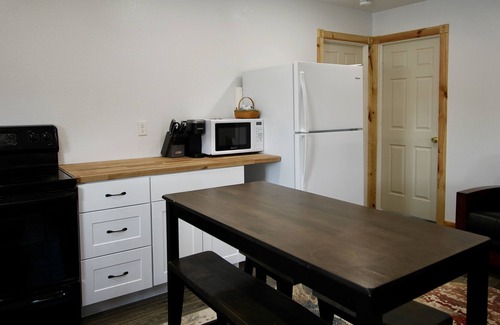 Hulett Apartment | No cleaning or pet fees-Cozy apartment in town