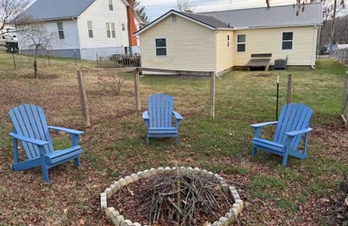 Bristol House | No cleanup chores-Fenced yard, arcade, fire pit, close to casino, I81, downtown.