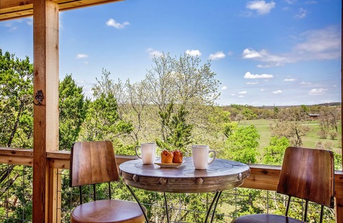 Fredericksburg Cabin | No Rancho Properties Hilltop Hideaway | King Bed | Hot Tub |Beautiful Views