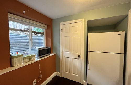 Wonderland Lake House | NOBO 4 bedroom, spacious yard, walk to market, restaurants, trails, downtown bus