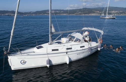 Vigo Boat Rental | Noche a Bordo en un Velero de Lujo Sobre el Mar, en Pleno Corazón de la Ciudad
