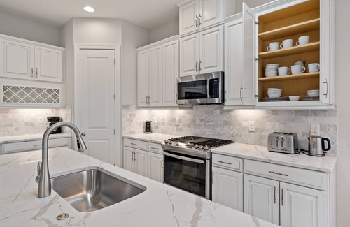 Laurel House | Nokomis Retreat with Heated Community Pool, Tennis, Pickleball & 3 Ensuite BR