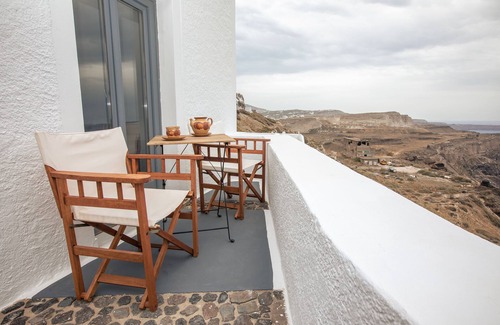 Fira House | Noni double Deluxe room