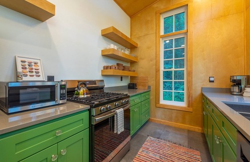 Black Mountain House | Nordic Tiny House | Pet-Friendly & 3 Min. to Town