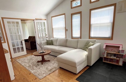 Dashwood House | Norman Heights Cottage - Beach Access