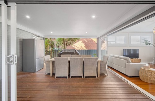 Turvey Park House | Norman's Rest - modern 5-bedroom home in Wagga