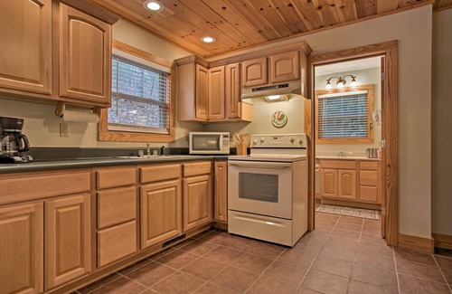 Zirconia Cabin | North Carolina Abode - Hot Tub, Foosball & Grill!