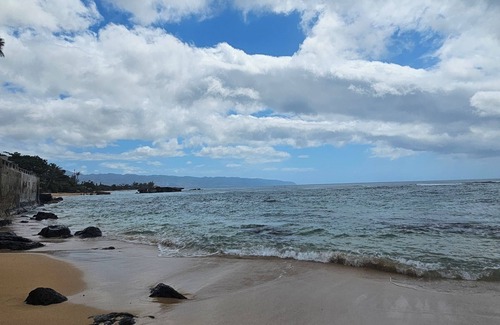 Haleiwa House | North Shore 3 Bedroom Ocean View walking distance to Waimea Beach with AC,
