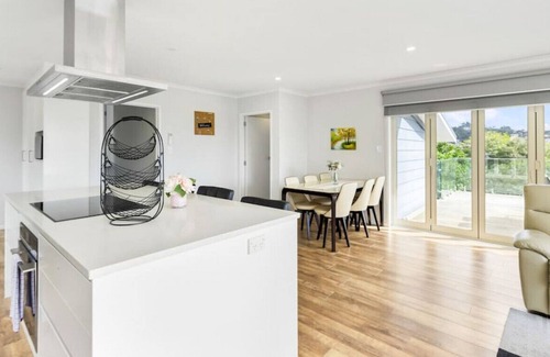 Torbay Apartment | North Shore Hideaway with Deck and BBQ