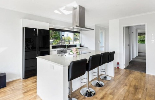 Torbay Apartment | North Shore Hideaway with Deck and BBQ