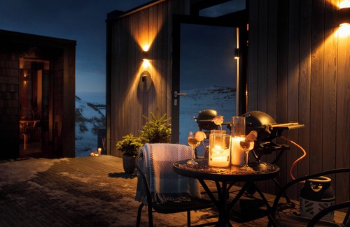 Rangarþing ytra Cabin | Northern lights galore! AURA Retreat - ROK Cabin w private hot tub & sauna.