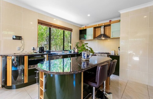 Auckland House | Northpark Getaway with patio area