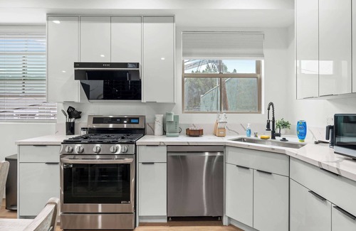 Pico-Union Apartment | Not affected by the fire/Modern Spacious Home with Parking & Fully Equipped Kitc