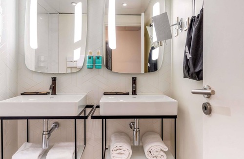 Porte d'Asnieres Hotel | Novotel Paris 17