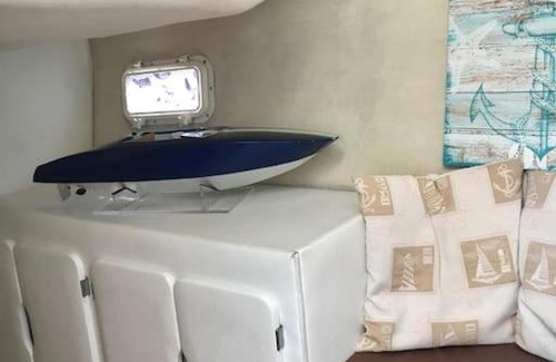 La Rochelle Boat Rental | nuit à bord d'un bateau à la rochelle