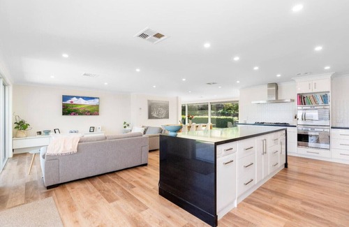 Brucedale House | Nunkeri: A Country Oasis overlooking Wagga Wagga