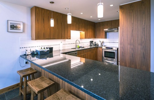 Upper Village Ski Chalet | NYE rent 4-Stay 5. Hot Tub on Village Run-TRULY Slopeside-Luxury, Amazing Views.