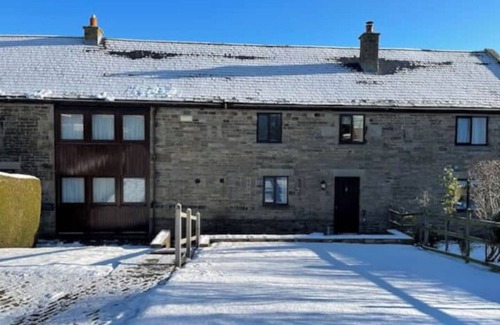 Dronfield Cottage | Oak Cottage, a luxury cottage 4 bed cosy sleeps 8, dogs very welcome