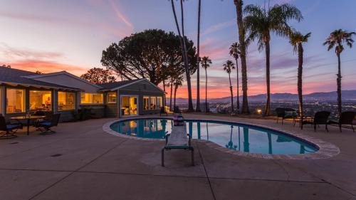 Sherman Oaks House | Oak Hills by AvantStay Panoramic View Pool Spa
