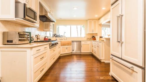 Sherman Oaks House | Oak Hills by AvantStay Panoramic View Pool Spa