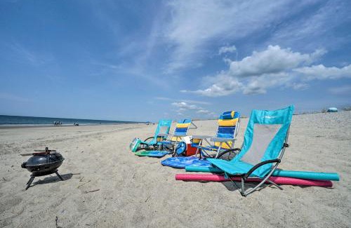 Long Beach Apartment | Oak Island Beachfront Condo with Community Pool