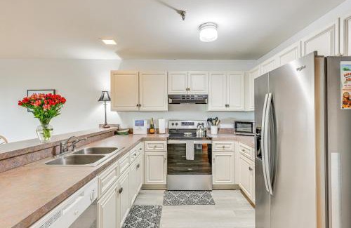 Long Beach Apartment | Oak Island Beachfront Condo with Community Pool