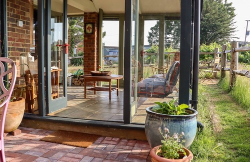 Hastings Cottage | OAK MEADOW, pet friendly, character holiday cottage in Westfield