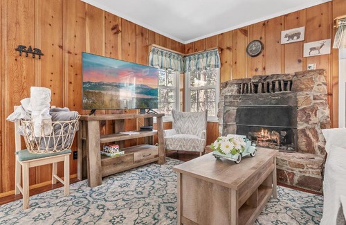 Big Bear Lake Ski Chalet | Oak Nesting - Great chalet style cabin at the end of the street with rustic stone gas log fireplace!
