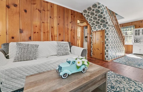 Big Bear Lake Ski Chalet | Oak Nesting - Great chalet style cabin at the end of the street with rustic stone gas log fireplace!
