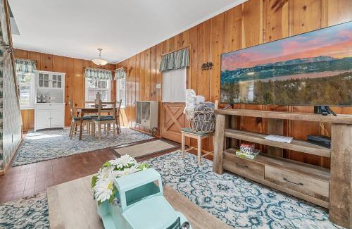 Big Bear Lake Ski Chalet | Oak Nesting - Great chalet style cabin at the end of the street with rustic stone gas log fireplace!
