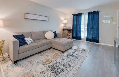 Washington Square Apartment | Oakleigh Square Townhome Unit #5