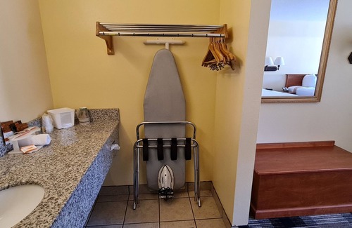 Oakridge Hotel | OAKRIDGE INN & SUITES