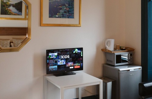 Paisley Bed & Breakfast | Oakshaw Guesthouse - Cozy Double Room in a Central Location. R7