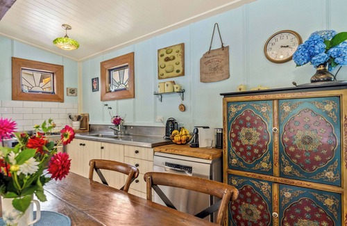 Oakura House | Oakura Pond Cottage - Oakura Holiday Home