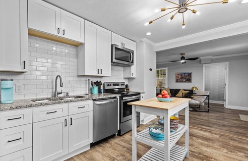 Downtown House | Oakwood Cottage Deux - Put Green, Mins to DT