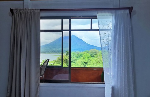 El Fosforo Apartment | Oasis House with Soaking tub - Volcano & Lake views