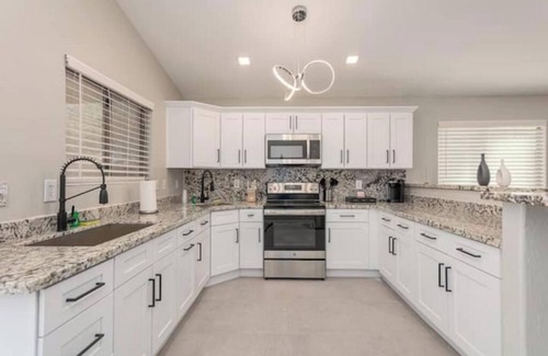 Casa Grande House | Oasis in the Desert King/Great Location/Pool/Wifi